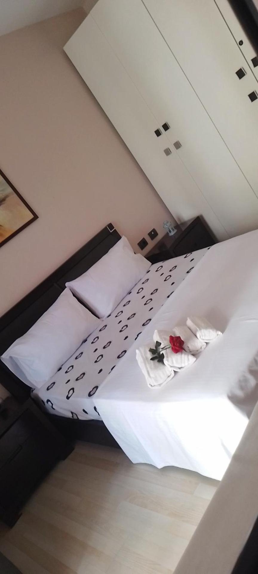 Bora Home Albania Me Vetsherbim 24 Ore Prane Liqenit Tirana Esterno foto